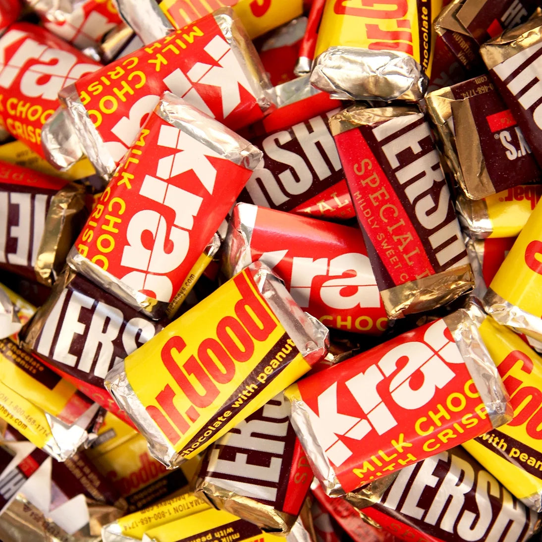 131 Pcs Halloween Candy Party Favors Chocolate & Kisses N949